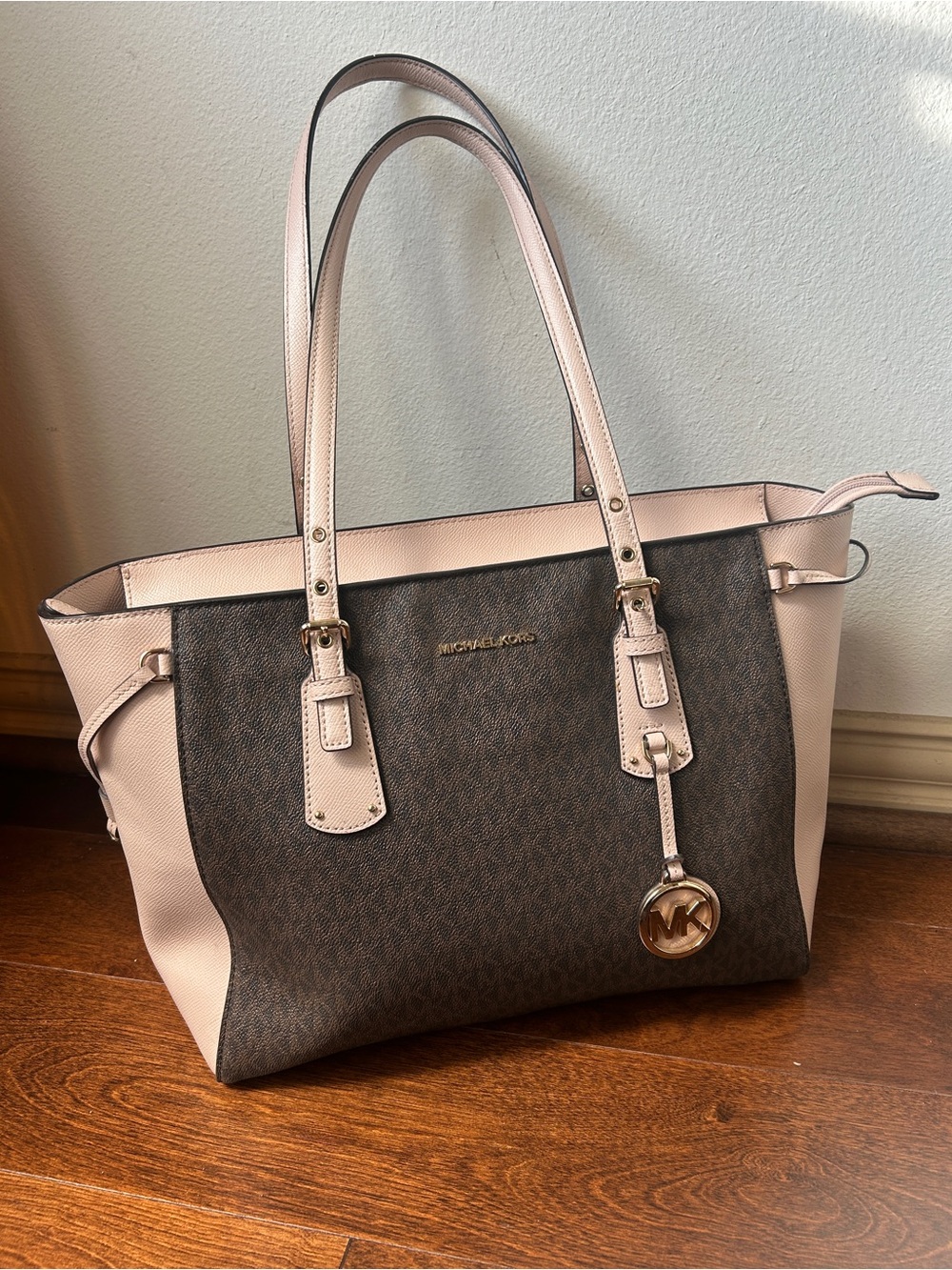 Michael Kors Voyager pink tote